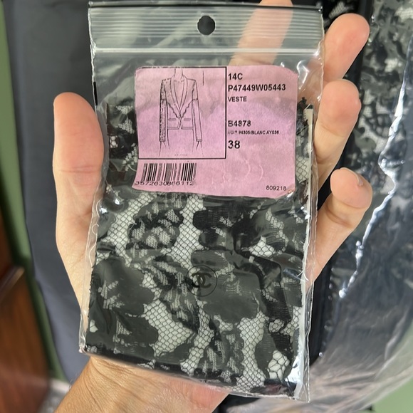 ⭐️CHANEL Runway Cruise 2014 Black & White Lace Blazer Size 38 MSRP $6200⭐️ - Picture 13 of 15